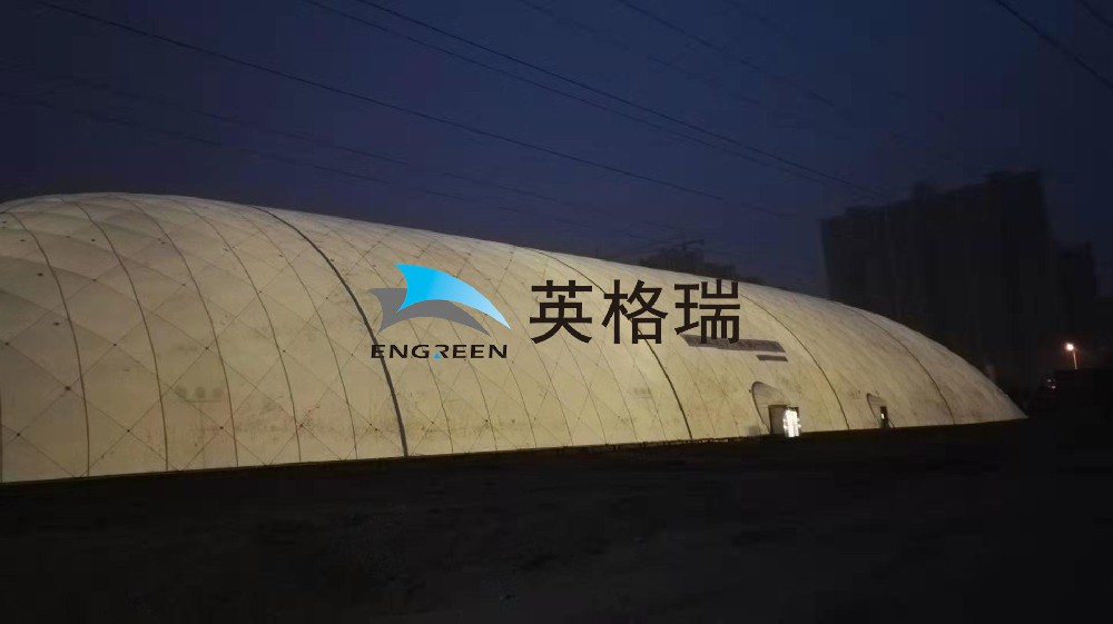 全封閉式的環(huán)保倉(cāng)儲(chǔ)系統(tǒng)，在對(duì)露天煤場(chǎng)進(jìn)行封閉處理時(shí)，能做到對(duì)煤炭揚(yáng)塵隔離