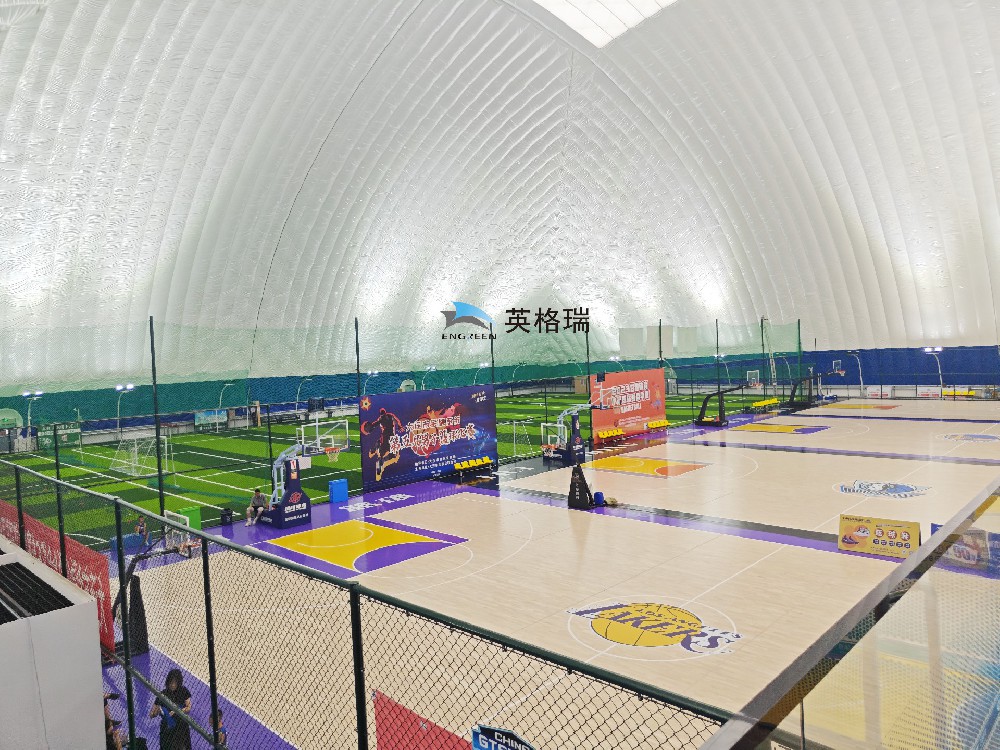 不論是幾千平體育館還是上萬(wàn)平體育館，氣膜體育館在短時(shí)間內(nèi)就能建起來(lái)