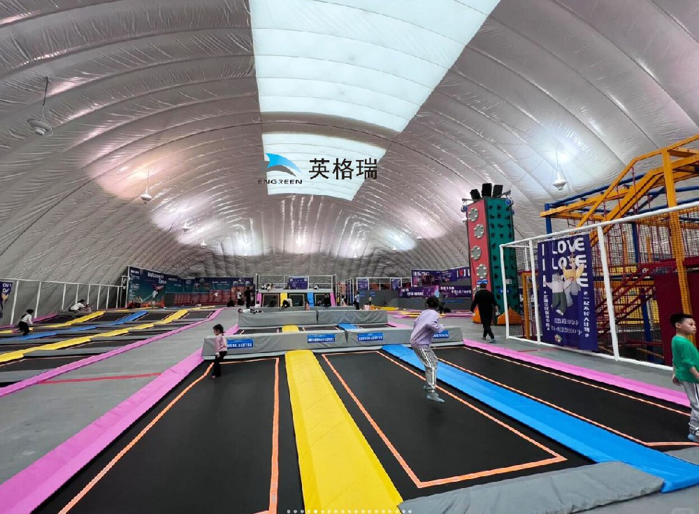 搭建一個氣膜蹦床館，為孩子們營造一個游樂天堂